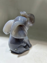 Sitting Agate Elephant Figurine – Hand-Carved Crystal Animal Sculpture