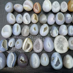 Natural Agate Egg-Shaped Crystals – Elegance, Harmony, and Positive Energy