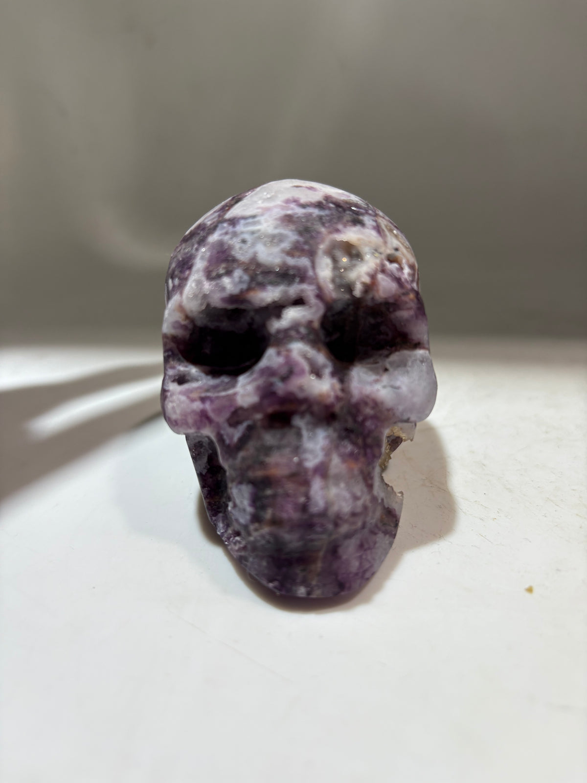 Mystic Purple Energy Gem Fluorite Skull Sculpture – Hand-Carved Crystal Skull for Gothic &amp; Spiritual Décor