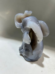 Sitting Agate Elephant Figurine – Hand-Carved Crystal Animal Sculpture